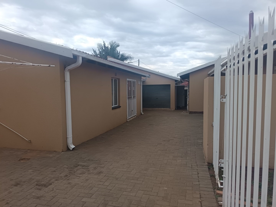 4 Bedroom Property for Sale in Lenasia South Gauteng