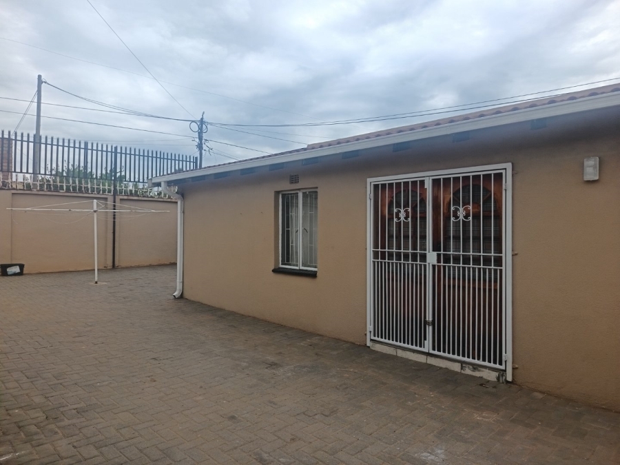 4 Bedroom Property for Sale in Lenasia South Gauteng