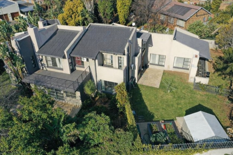 6 Bedroom Property for Sale in Rooihuiskraal Gauteng