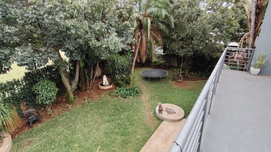 6 Bedroom Property for Sale in Rooihuiskraal Gauteng