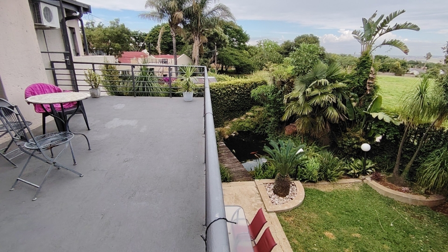 6 Bedroom Property for Sale in Rooihuiskraal Gauteng