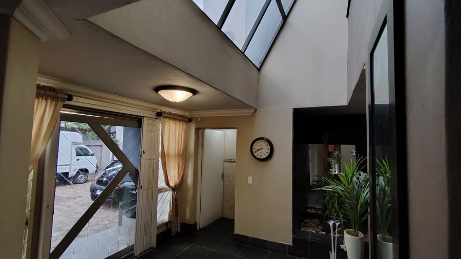 6 Bedroom Property for Sale in Rooihuiskraal Gauteng