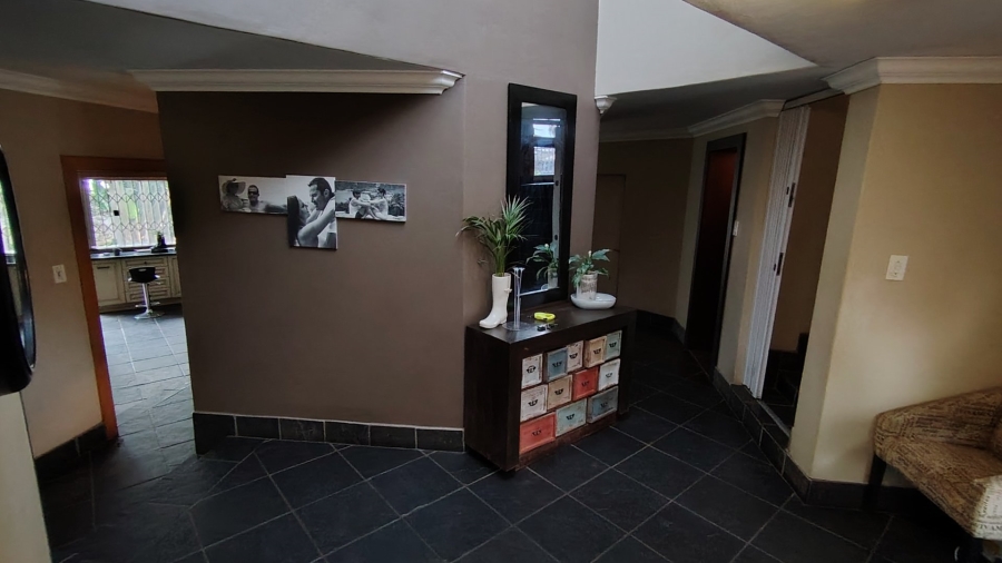 6 Bedroom Property for Sale in Rooihuiskraal Gauteng