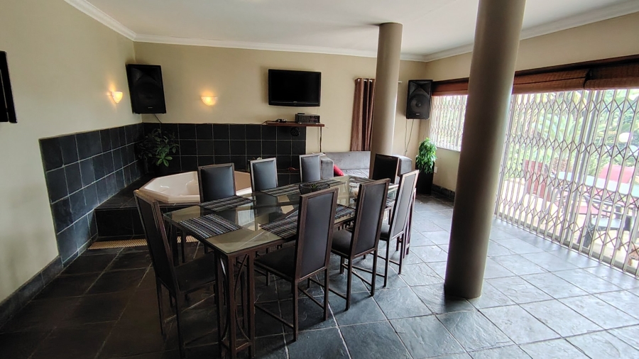 6 Bedroom Property for Sale in Rooihuiskraal Gauteng