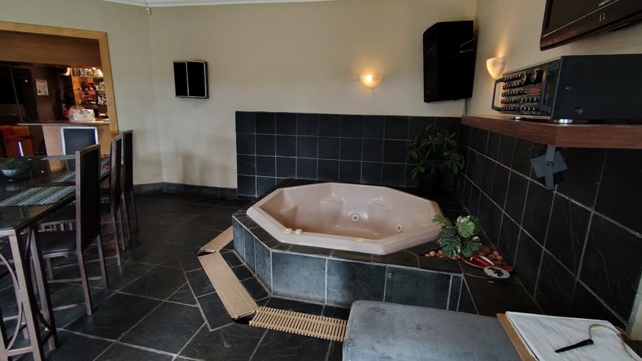 6 Bedroom Property for Sale in Rooihuiskraal Gauteng