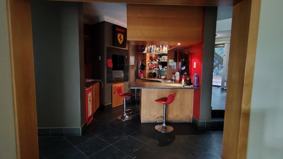 6 Bedroom Property for Sale in Rooihuiskraal Gauteng