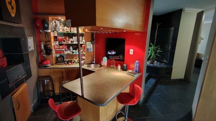 6 Bedroom Property for Sale in Rooihuiskraal Gauteng