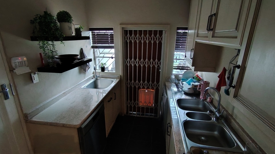 6 Bedroom Property for Sale in Rooihuiskraal Gauteng