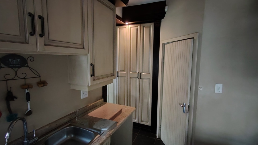 6 Bedroom Property for Sale in Rooihuiskraal Gauteng