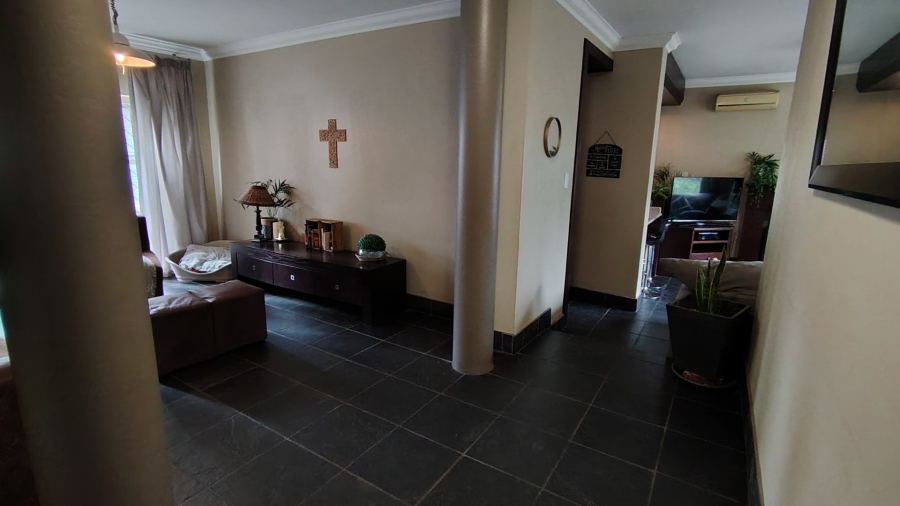 6 Bedroom Property for Sale in Rooihuiskraal Gauteng
