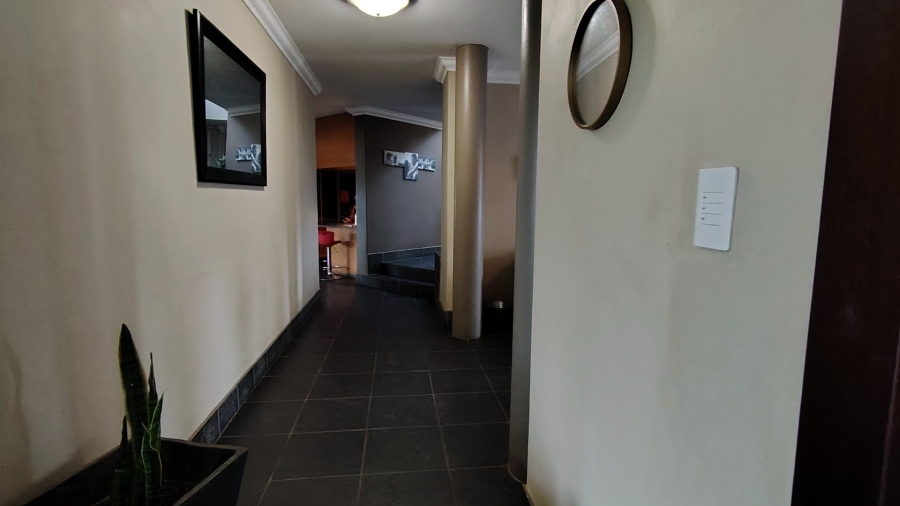 6 Bedroom Property for Sale in Rooihuiskraal Gauteng