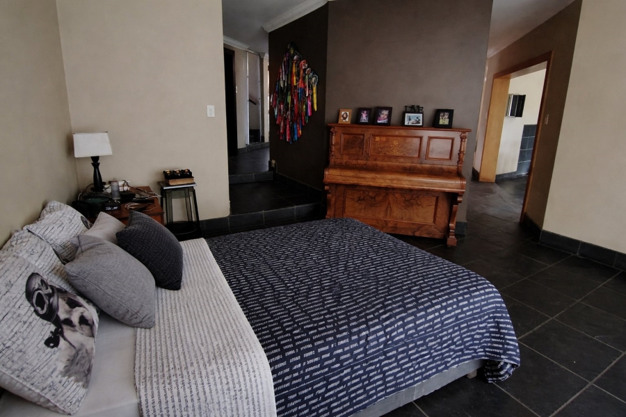 6 Bedroom Property for Sale in Rooihuiskraal Gauteng