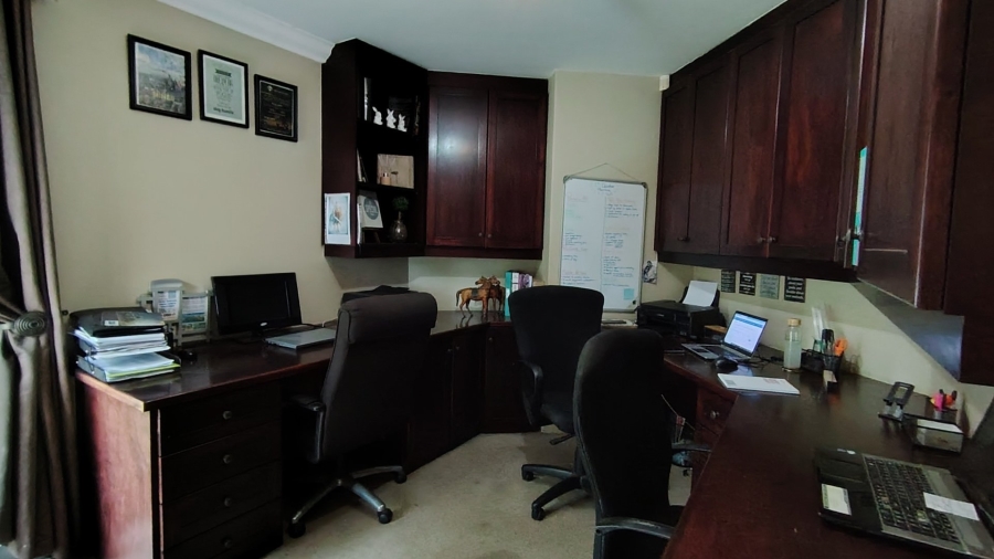 6 Bedroom Property for Sale in Rooihuiskraal Gauteng