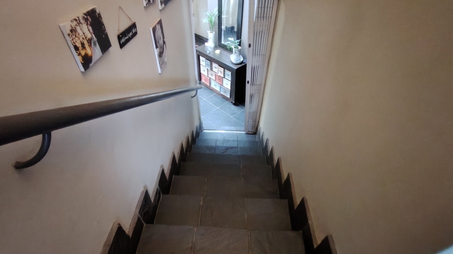 6 Bedroom Property for Sale in Rooihuiskraal Gauteng