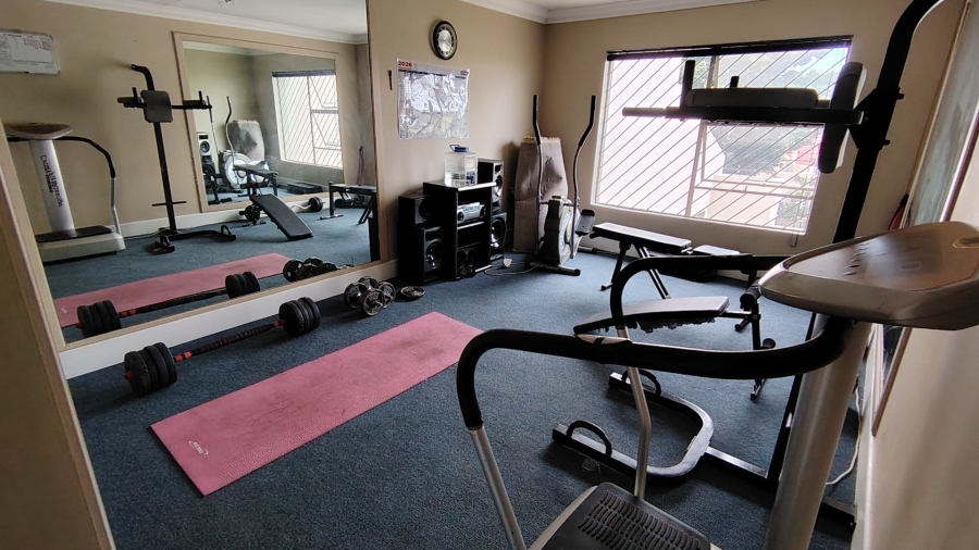 6 Bedroom Property for Sale in Rooihuiskraal Gauteng