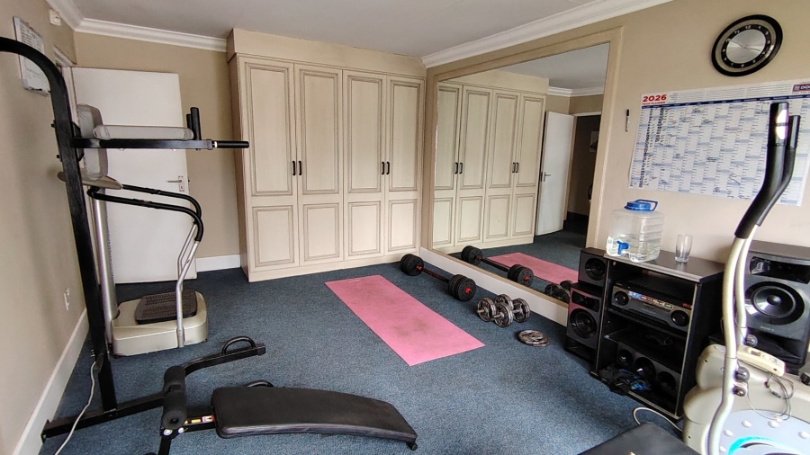 6 Bedroom Property for Sale in Rooihuiskraal Gauteng