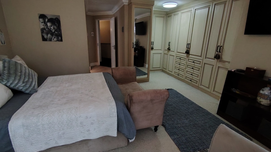 6 Bedroom Property for Sale in Rooihuiskraal Gauteng