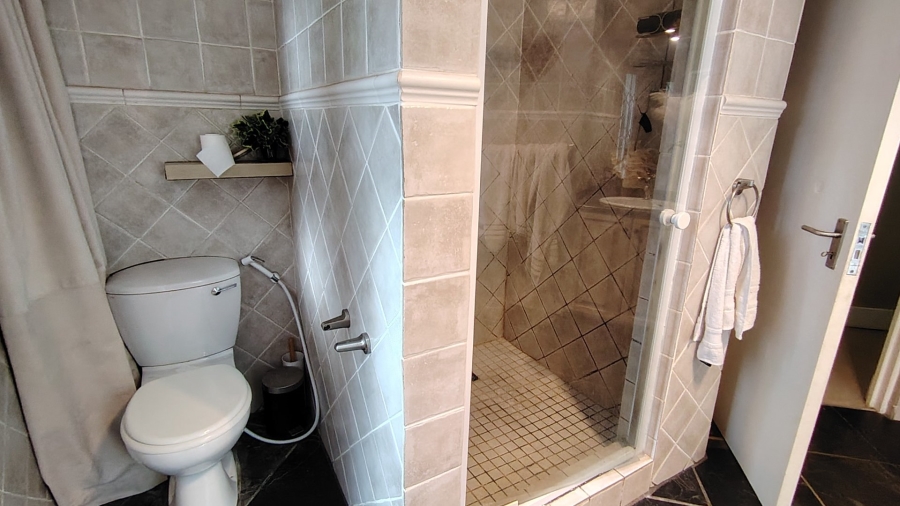 6 Bedroom Property for Sale in Rooihuiskraal Gauteng