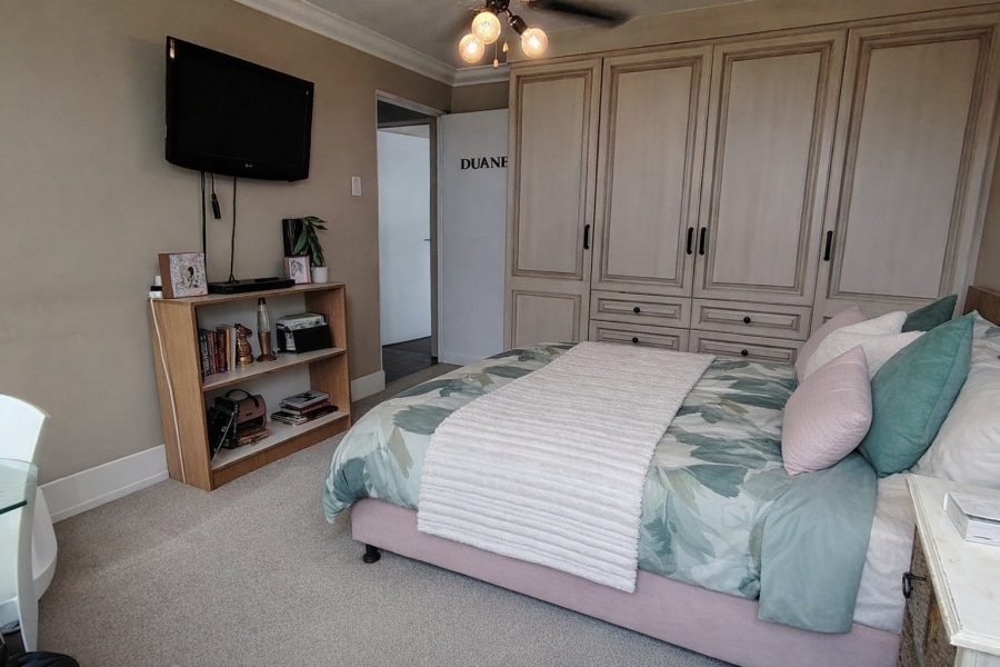 6 Bedroom Property for Sale in Rooihuiskraal Gauteng