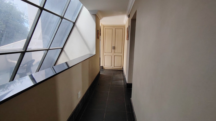 6 Bedroom Property for Sale in Rooihuiskraal Gauteng