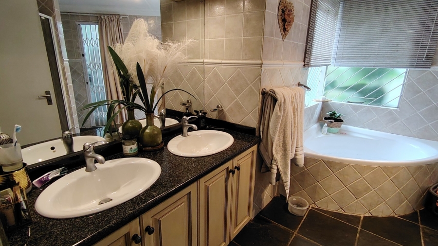 6 Bedroom Property for Sale in Rooihuiskraal Gauteng