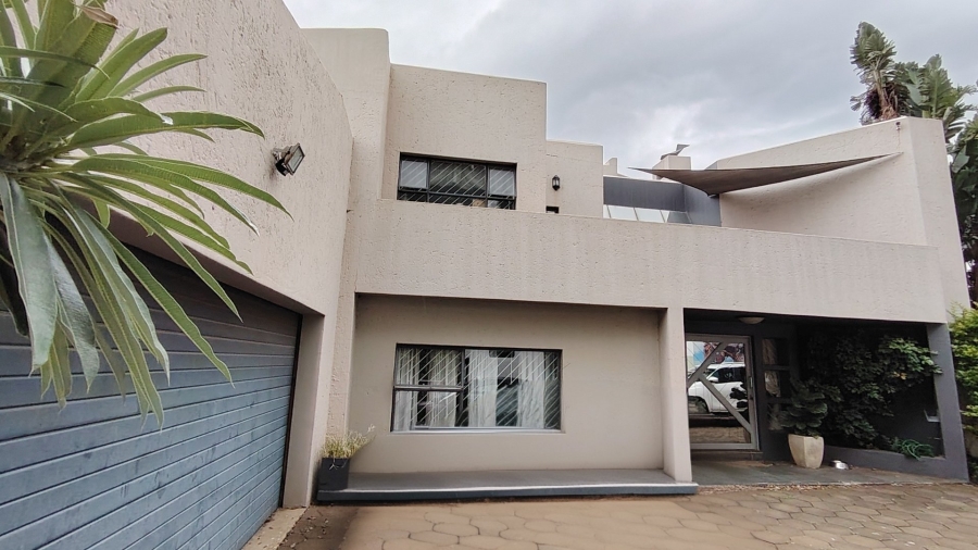 6 Bedroom Property for Sale in Rooihuiskraal Gauteng