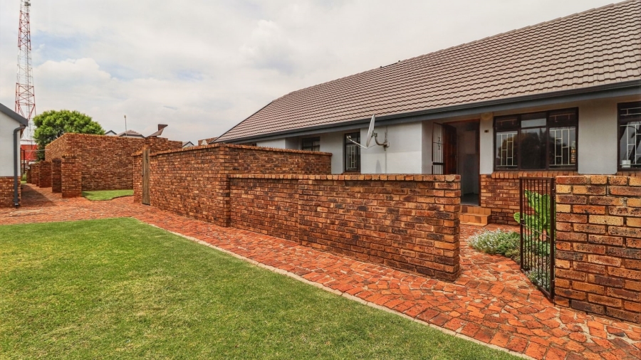 2 Bedroom Property for Sale in Bonaero Park Gauteng