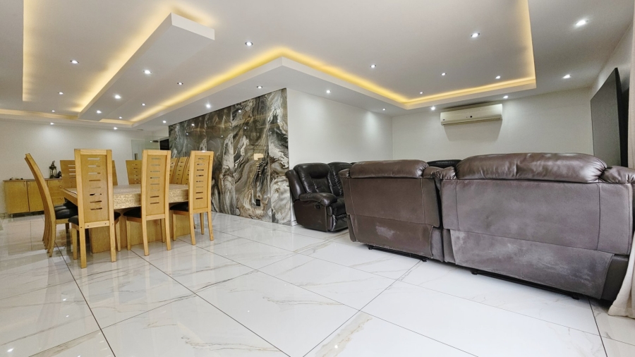 6 Bedroom Property for Sale in Three Rivers East Gauteng