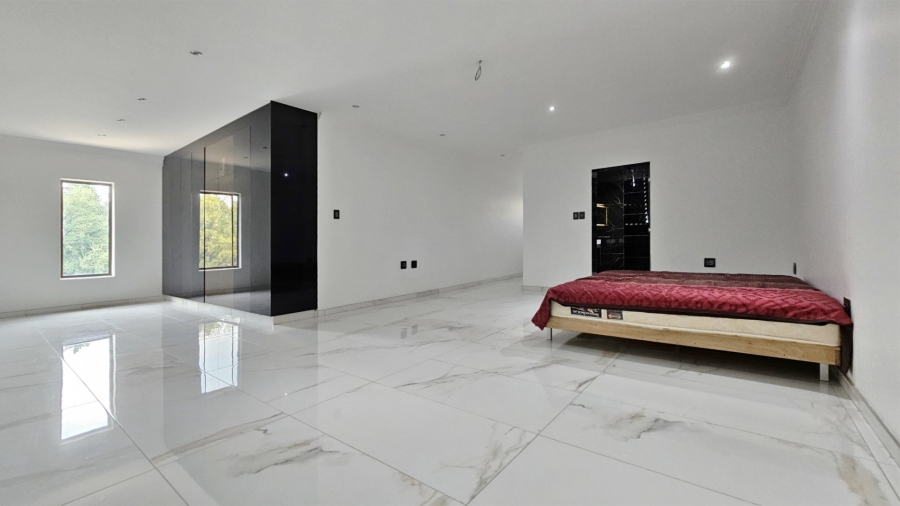 6 Bedroom Property for Sale in Three Rivers East Gauteng