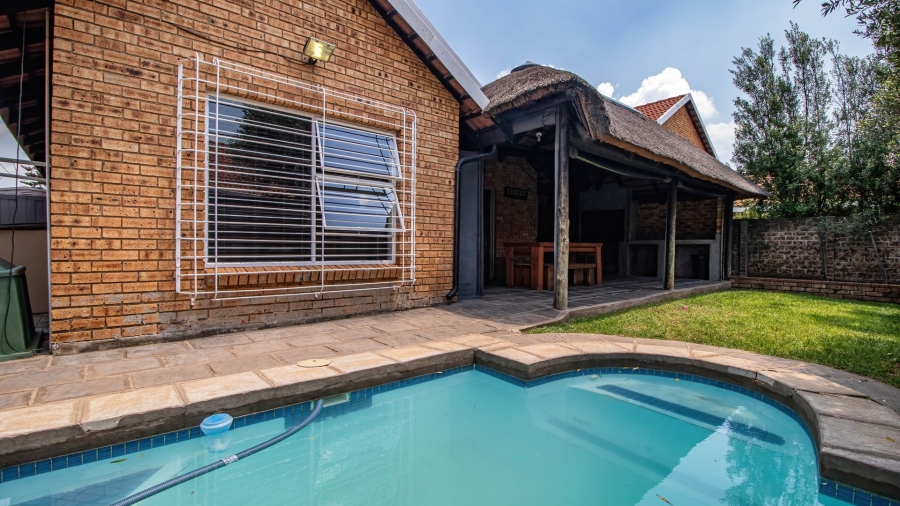 2 Bedroom Property for Sale in Bonaero Park Gauteng
