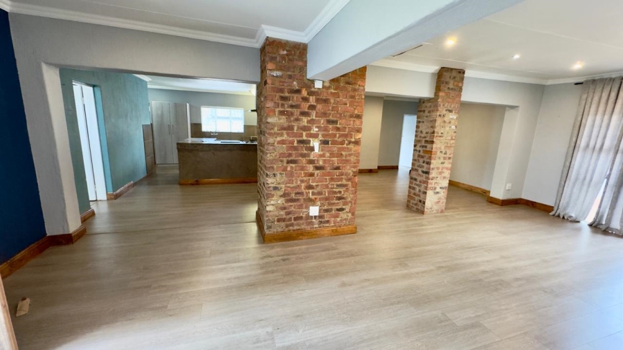 5 Bedroom Property for Sale in Eldoraigne Gauteng