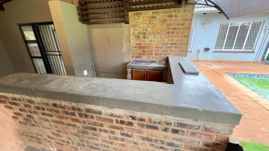 5 Bedroom Property for Sale in Eldoraigne Gauteng