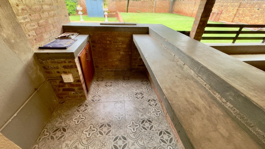 5 Bedroom Property for Sale in Eldoraigne Gauteng