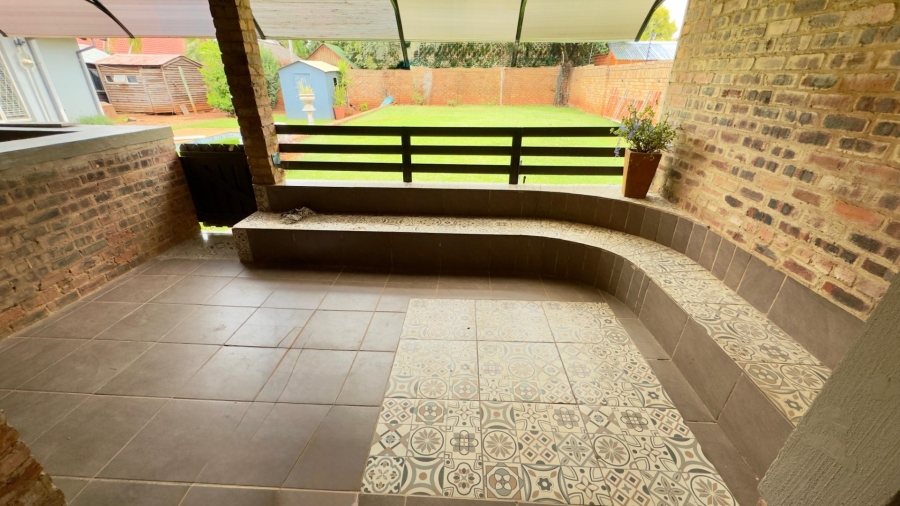 5 Bedroom Property for Sale in Eldoraigne Gauteng