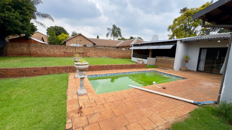 5 Bedroom Property for Sale in Eldoraigne Gauteng