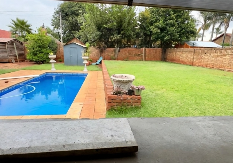 5 Bedroom Property for Sale in Eldoraigne Gauteng