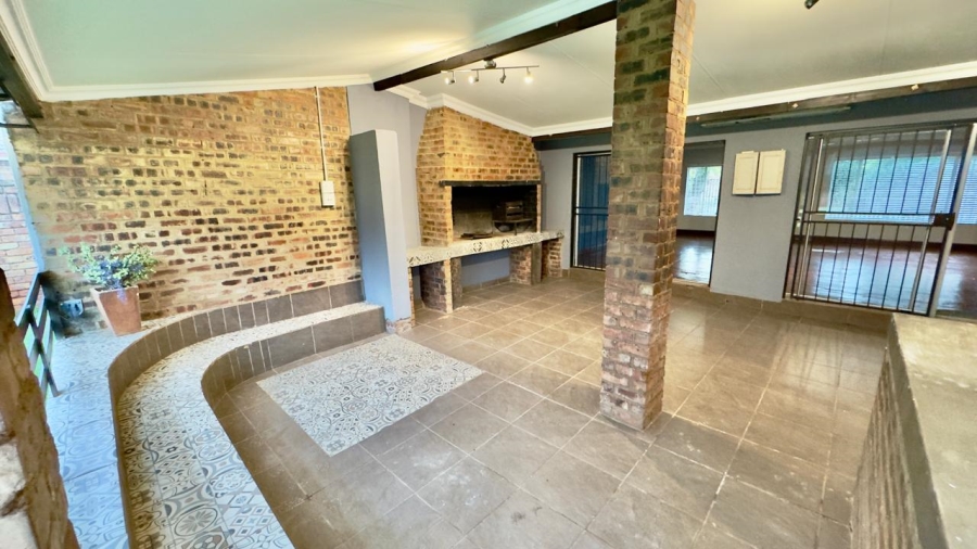 5 Bedroom Property for Sale in Eldoraigne Gauteng
