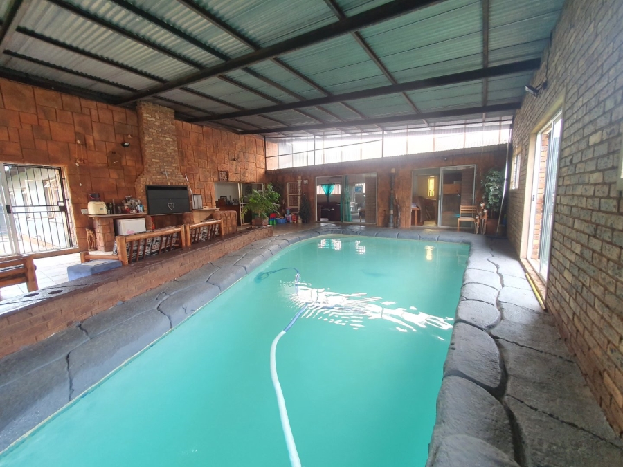 6 Bedroom Property for Sale in Tileba Gauteng