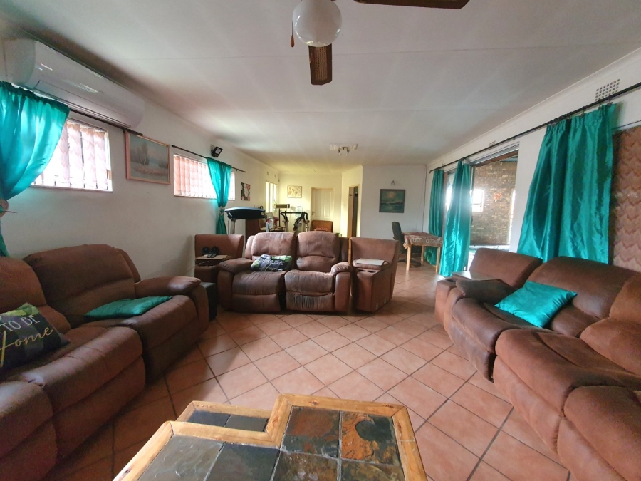 6 Bedroom Property for Sale in Tileba Gauteng
