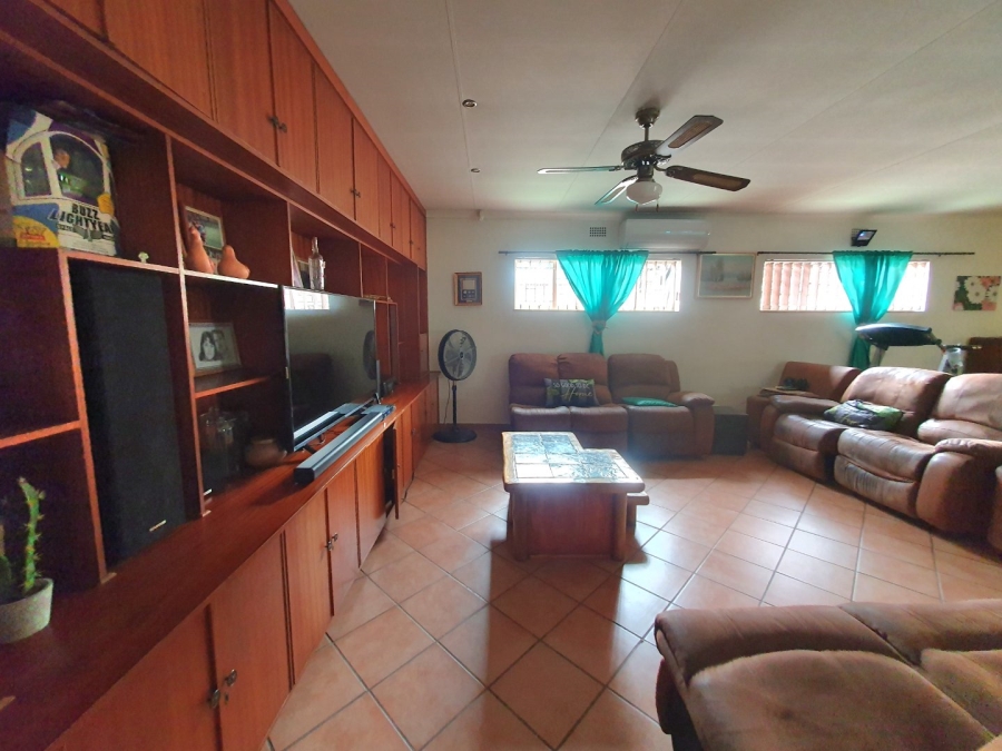 6 Bedroom Property for Sale in Tileba Gauteng