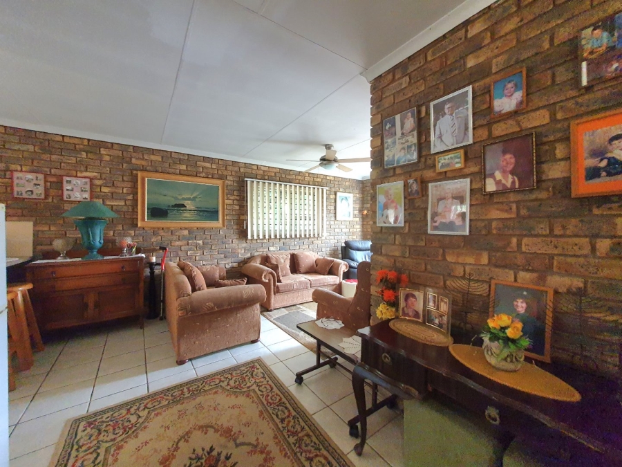 6 Bedroom Property for Sale in Tileba Gauteng