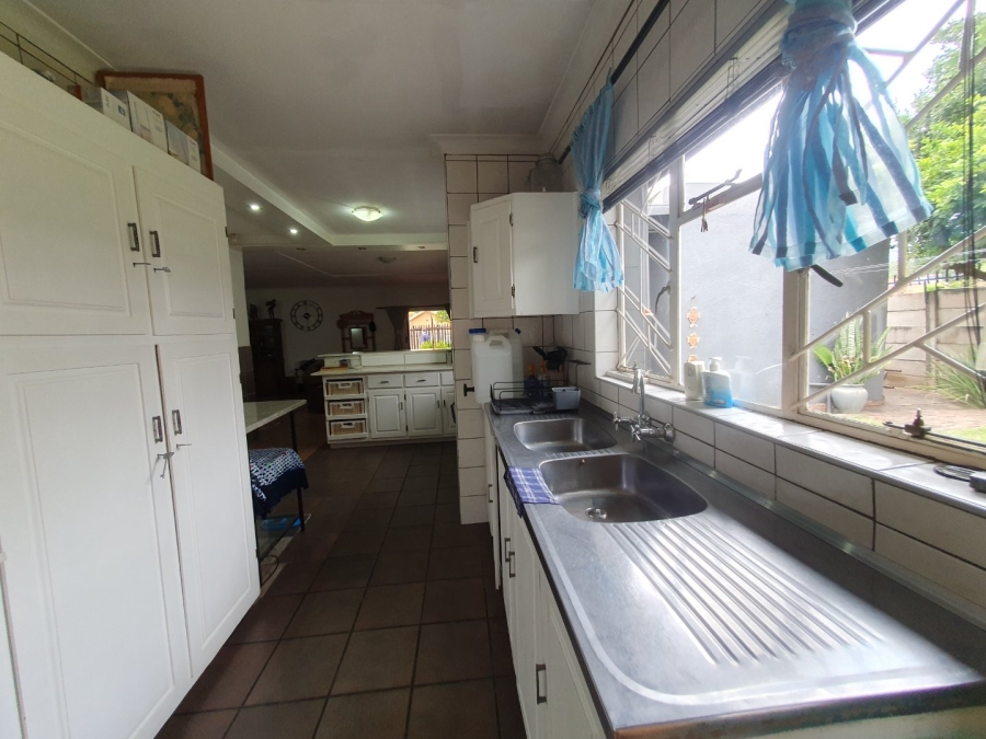 6 Bedroom Property for Sale in Tileba Gauteng