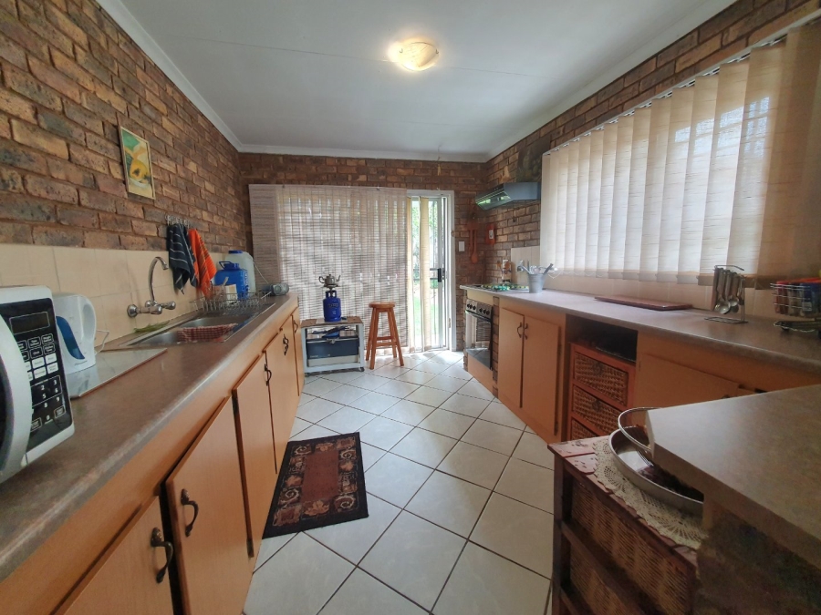 6 Bedroom Property for Sale in Tileba Gauteng