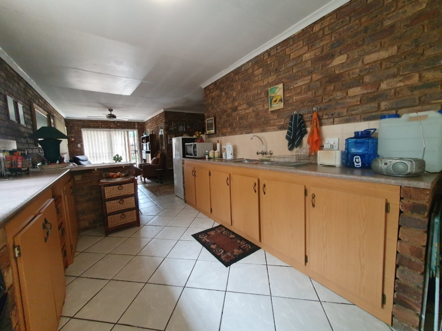 6 Bedroom Property for Sale in Tileba Gauteng