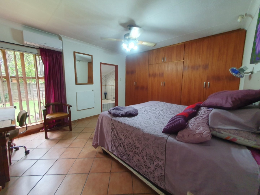 6 Bedroom Property for Sale in Tileba Gauteng