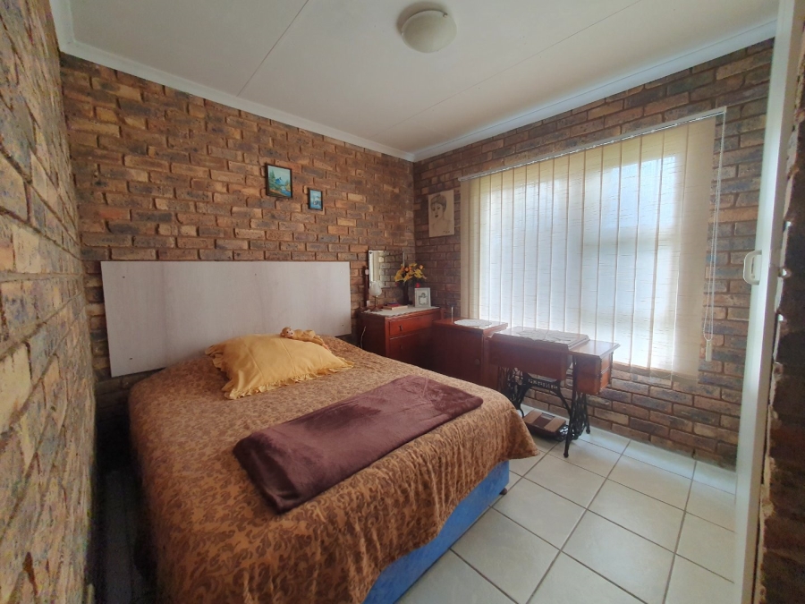 6 Bedroom Property for Sale in Tileba Gauteng