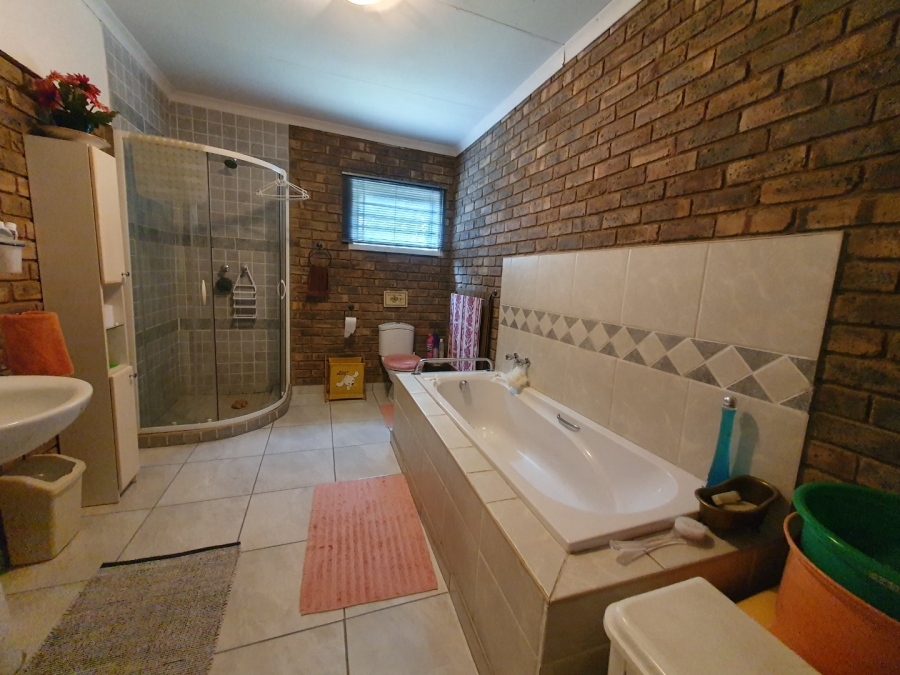 6 Bedroom Property for Sale in Tileba Gauteng