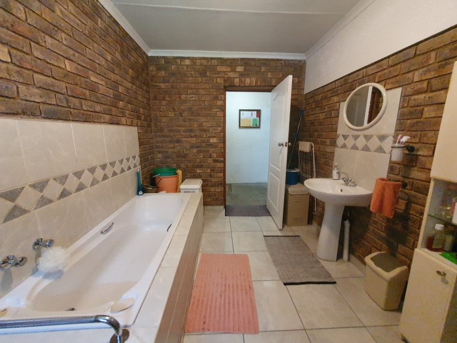 6 Bedroom Property for Sale in Tileba Gauteng