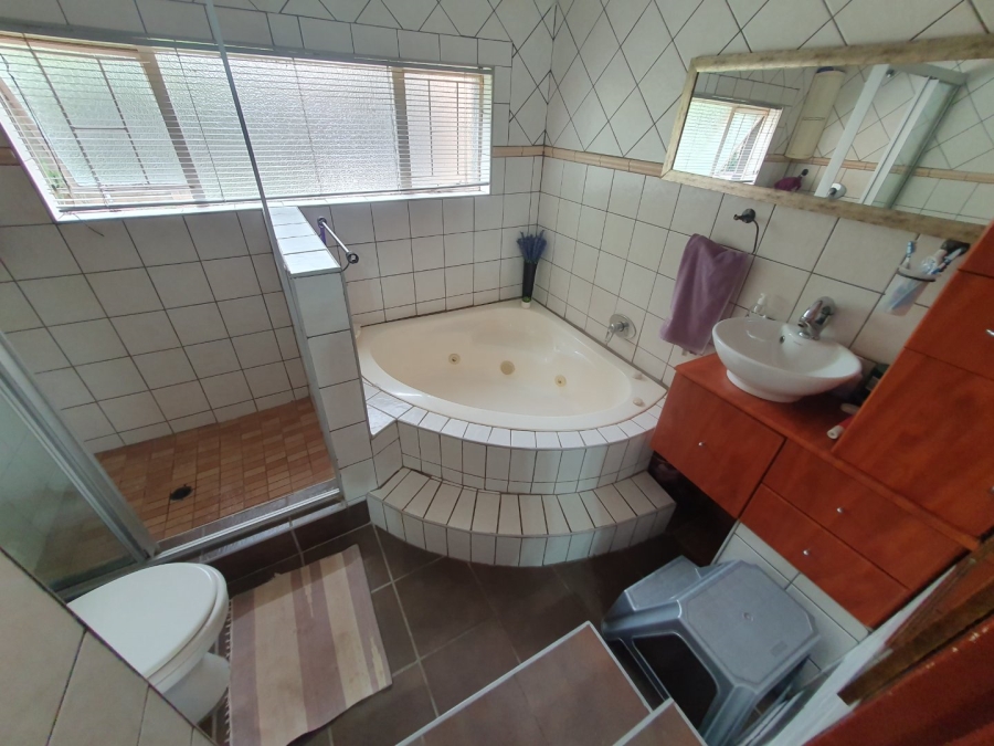6 Bedroom Property for Sale in Tileba Gauteng
