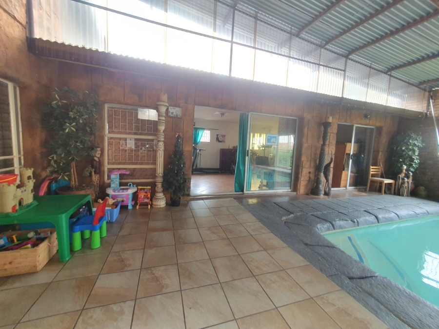 6 Bedroom Property for Sale in Tileba Gauteng